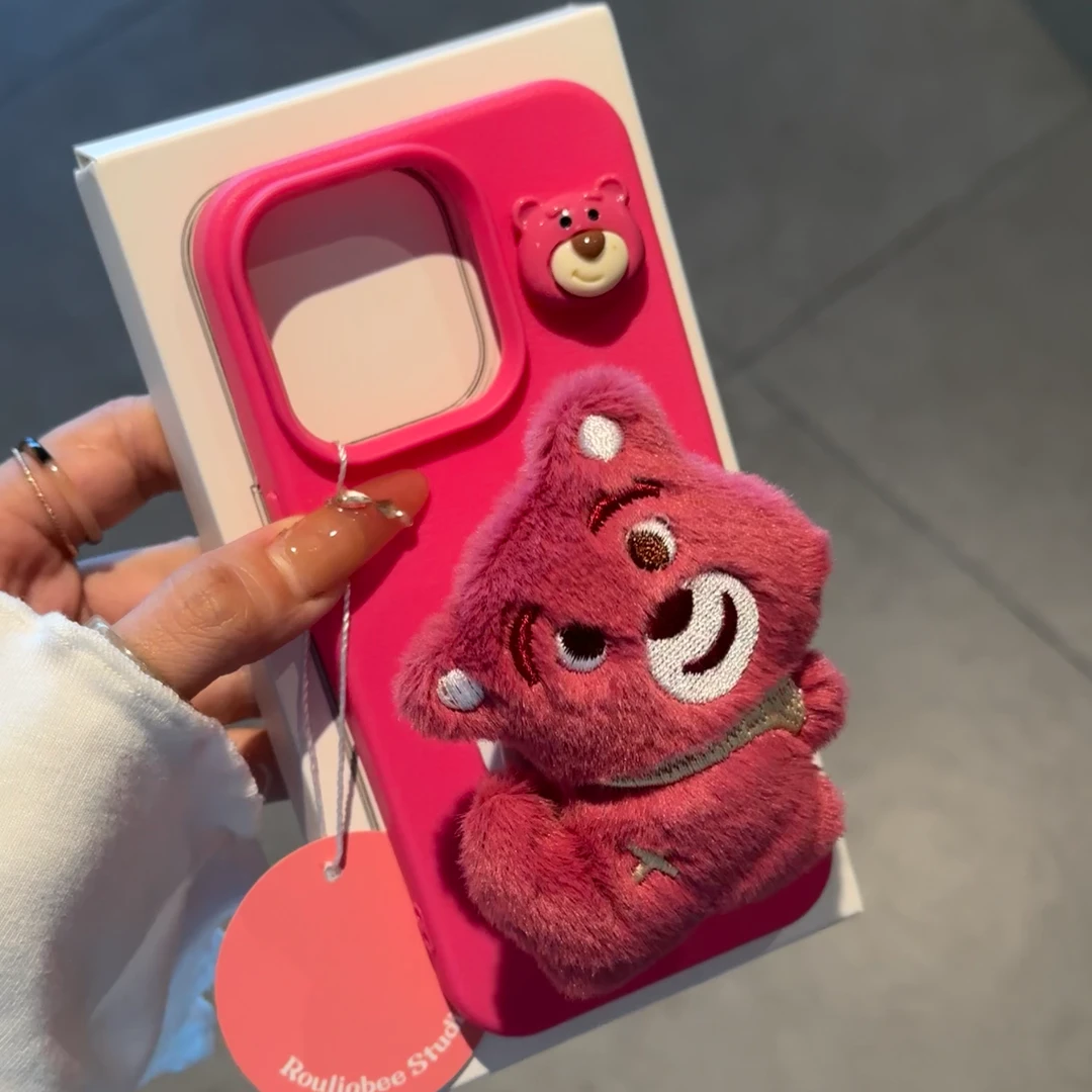 毛绒草莓熊公仔适用iphone16pro荔枝纹苹果15/14手机壳13/12/11套