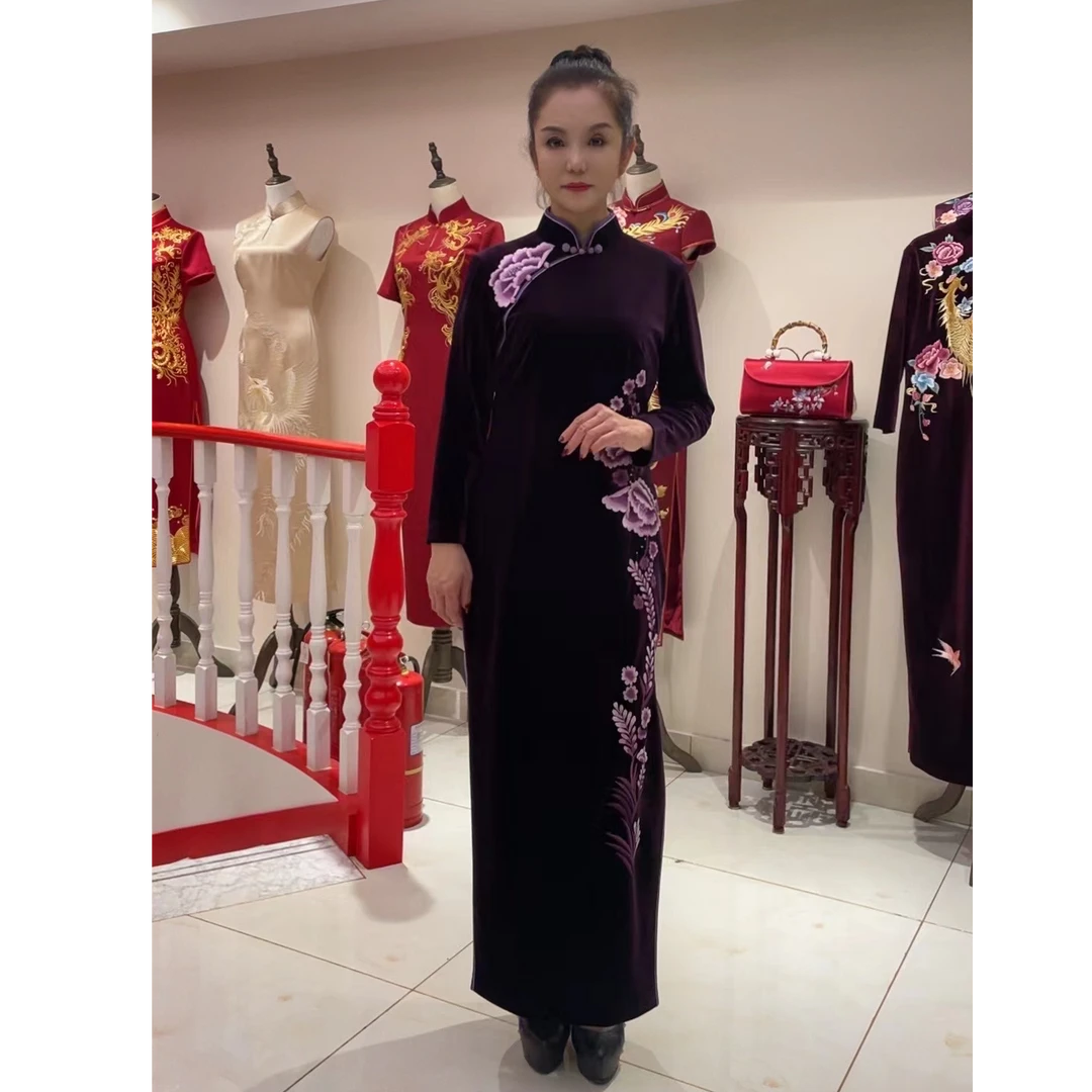 周氏金扣子紫罗兰丝绒绣牡丹长款刺绣旗袍