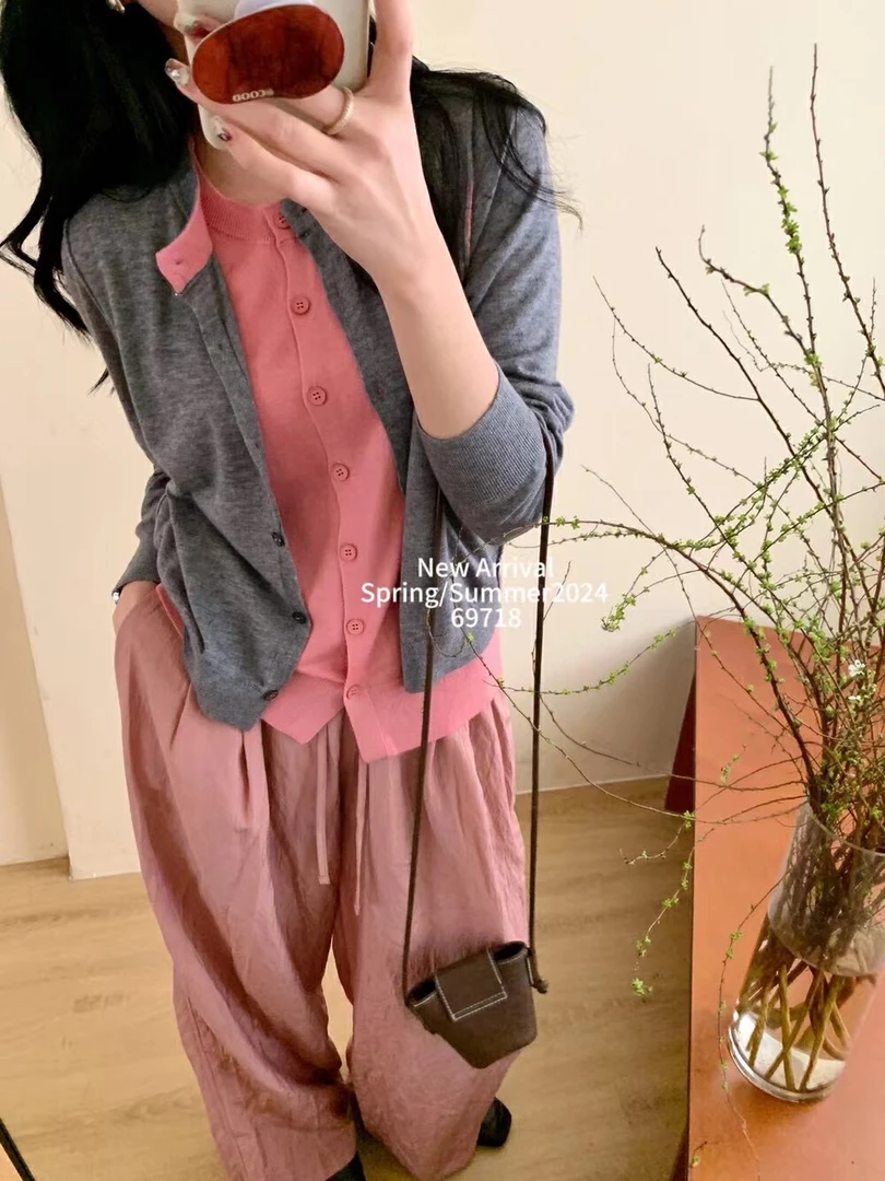 设计感时尚圆领撞色假两件单排扣针织衫（含30%绵羊毛）