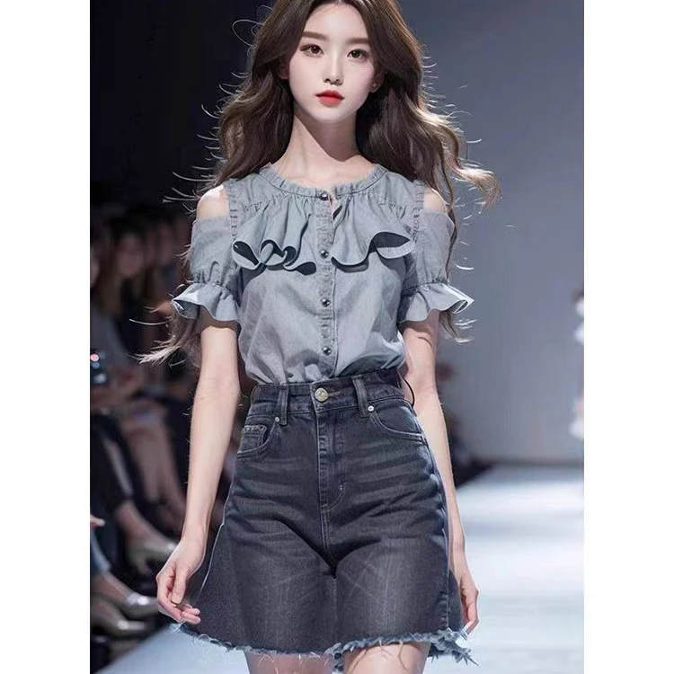 今年流行时尚显瘦百搭漂亮小衫女洋气灰色露肩拼接木耳边短袖衬衫