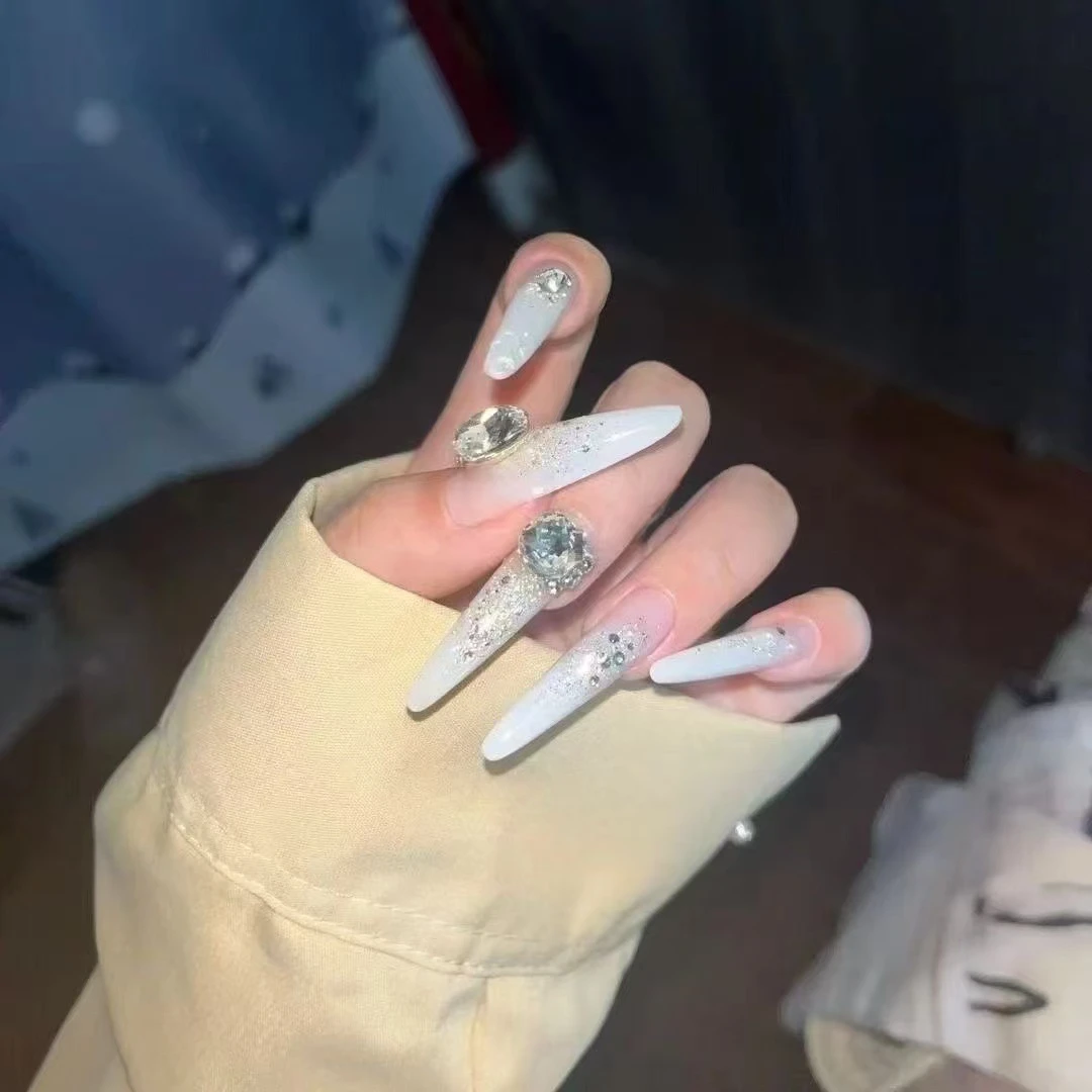 欧妮｜纯手工乳白渐变穿戴甲细狗长尖爆闪满钻重工奢华美甲