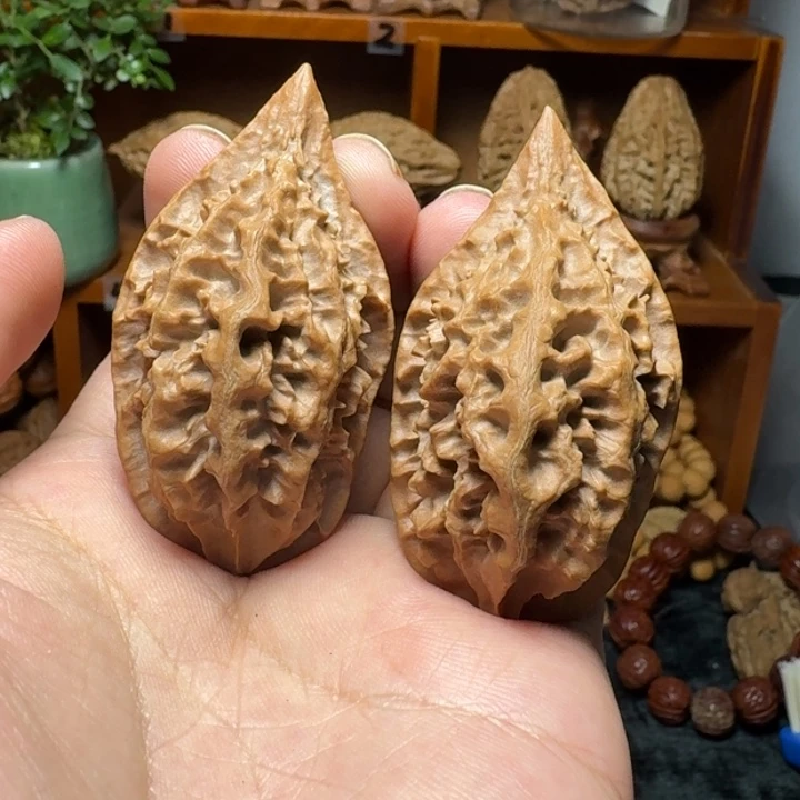 文玩核桃把件龙纹绣花鞋