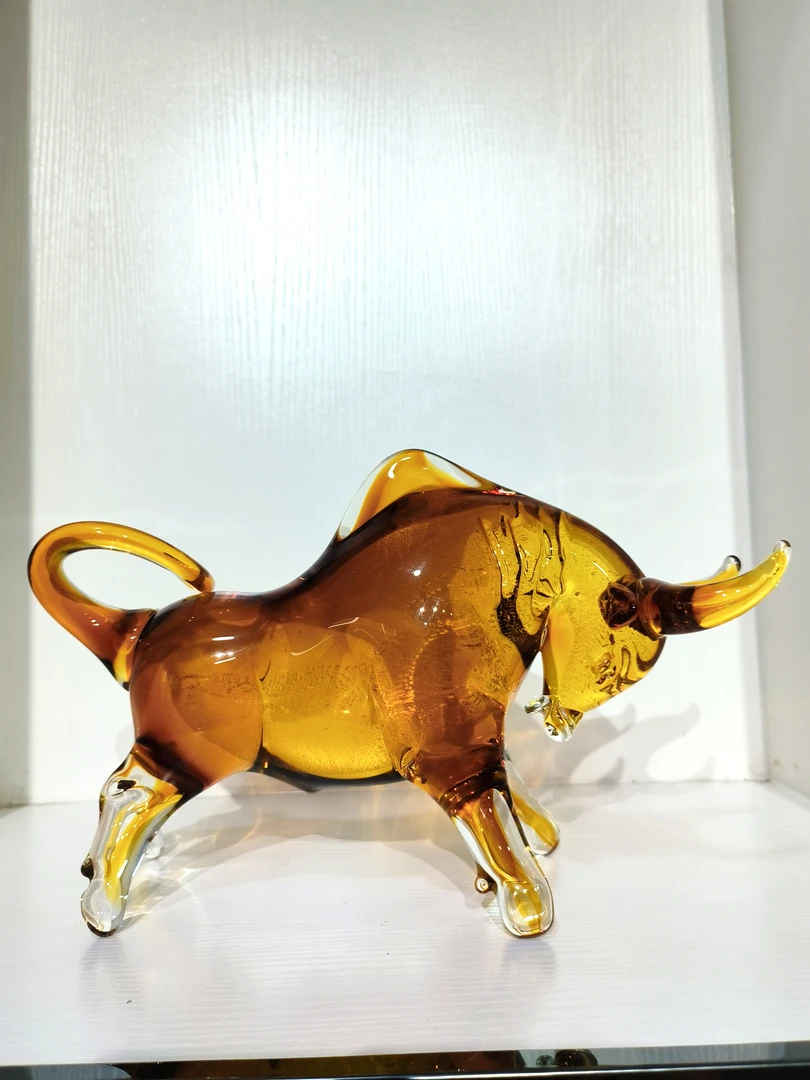 手工琉璃摆件《牛气冲天》