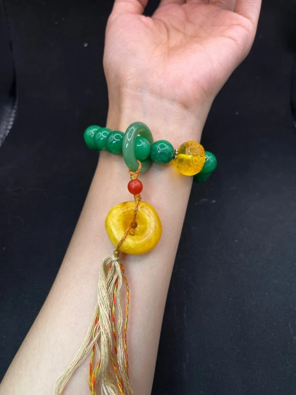 B178蜜蜡手串多样性发货