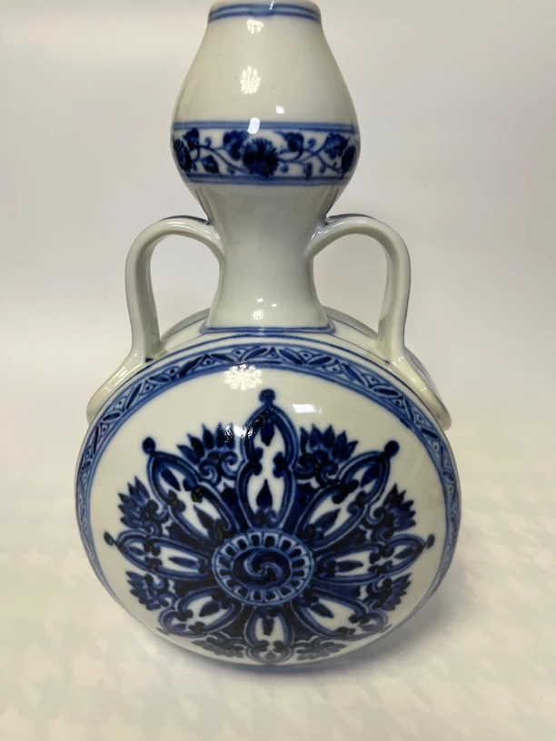 青花花卉图案双耳瓶陶瓷