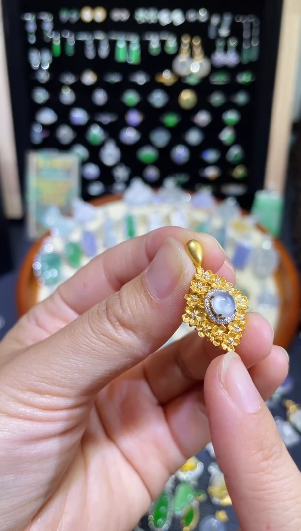 【闪购商品】翡翠颈饰18K金镶嵌设计款玻璃种蛋面吊坠