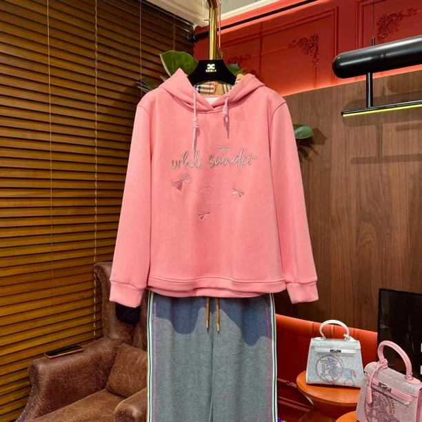 【粉蝶】冬季新款刺绣烫钻重工时尚保暖舒适加绒套头连帽减龄卫衣