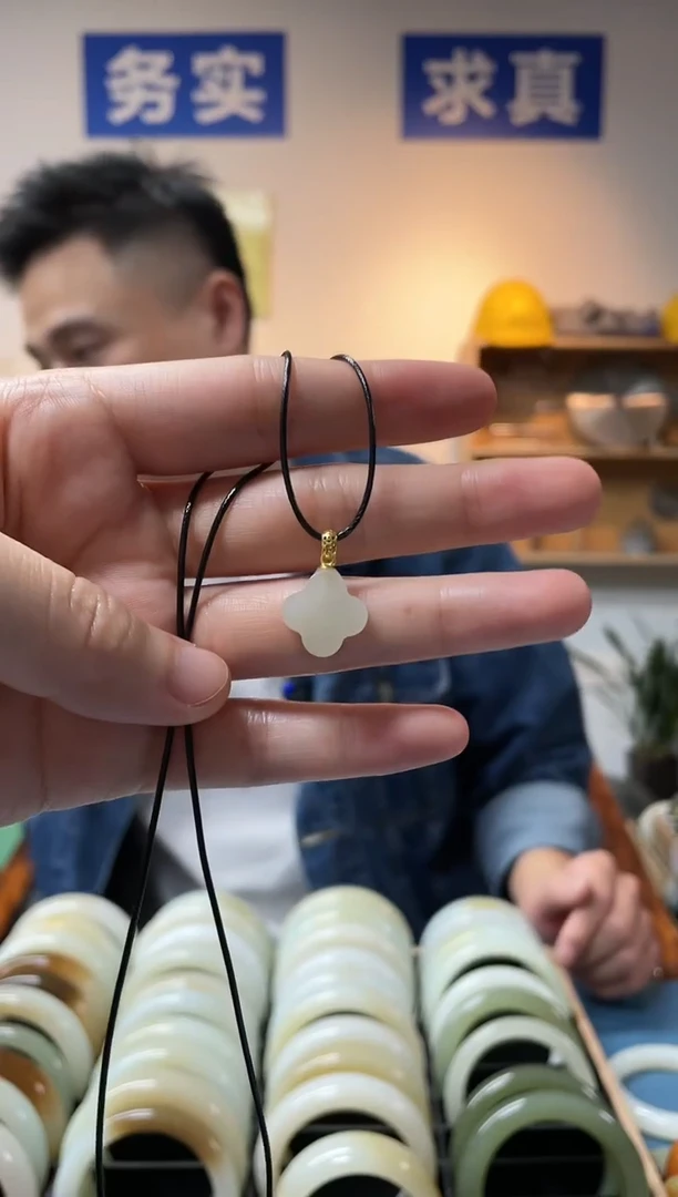 【闪购商品】和田玉颈饰银S925镶嵌四叶草吊坠一件