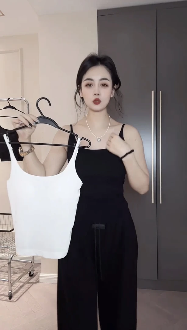 纯色百搭细肩带打底U背心女精致撩人辣妹修身带垫外穿舒适吊带女