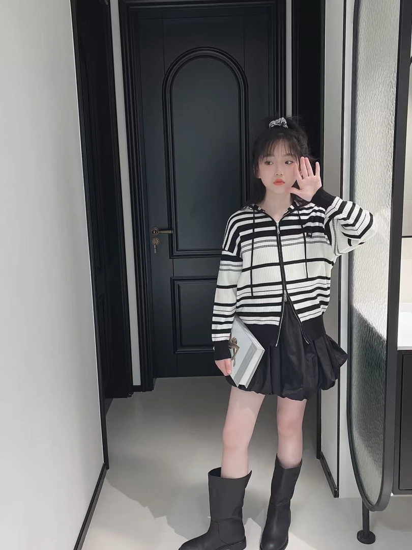 2024秋冬新品，条纹带帽时尚拉链开衫