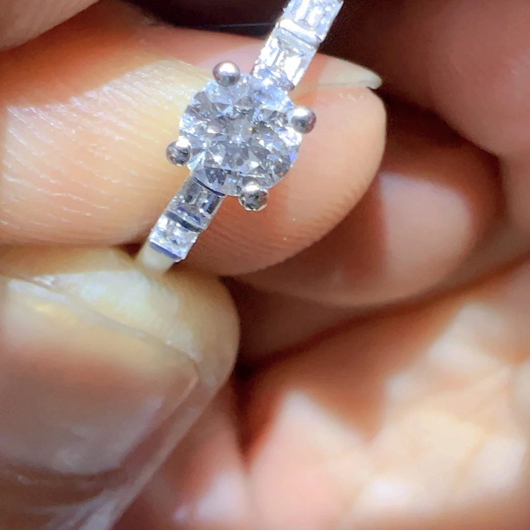 【闪购商品】钻石戒指/指环18K金镶嵌女****.