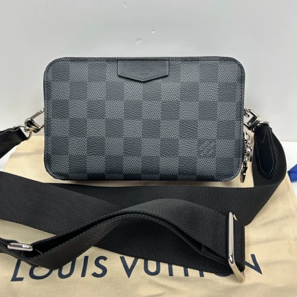 95新 LouisVuitton/路易威登 黑棋盘格芯片小相机包1684