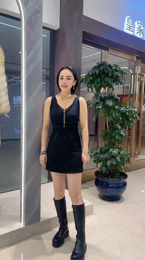 张洪波夫妇-2024冬季新款黑色闪亮A字短裙