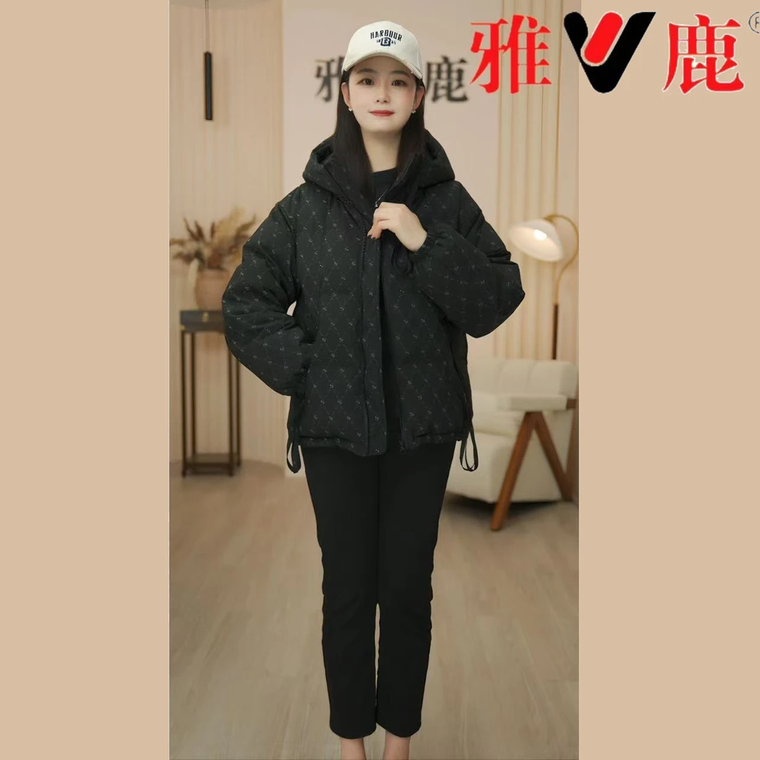 V/雅鹿新款纯色短款连帽大口袋通勤90%白鸭绒女羽绒服花吸光面料