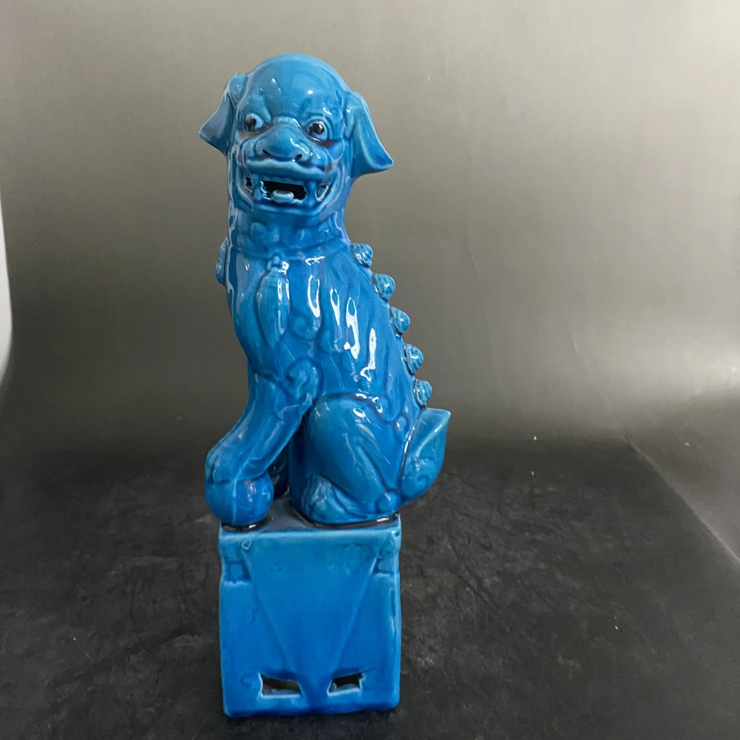 8884 蓝釉。 狮子