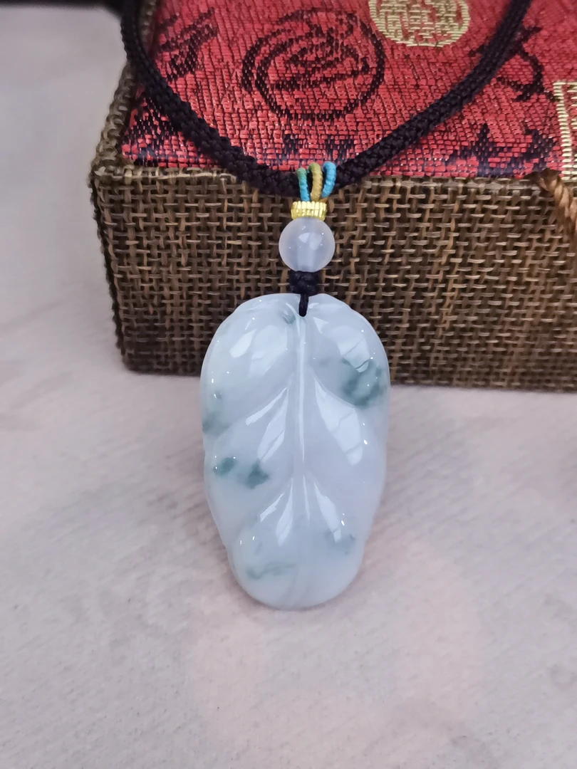 天然缅甸翡翠叶子挂件质地细腻冰润带飘花 带证书