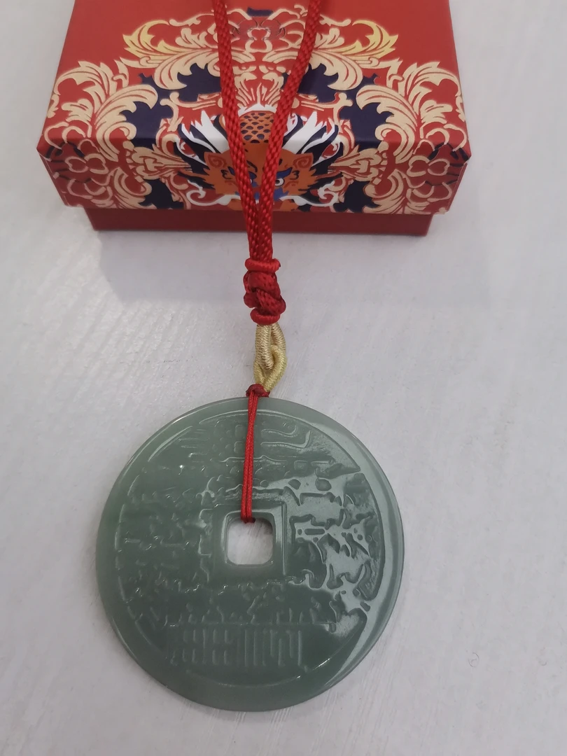 翡翠山鬼花钱吊坠  直径48.9mm厚度3.9mm