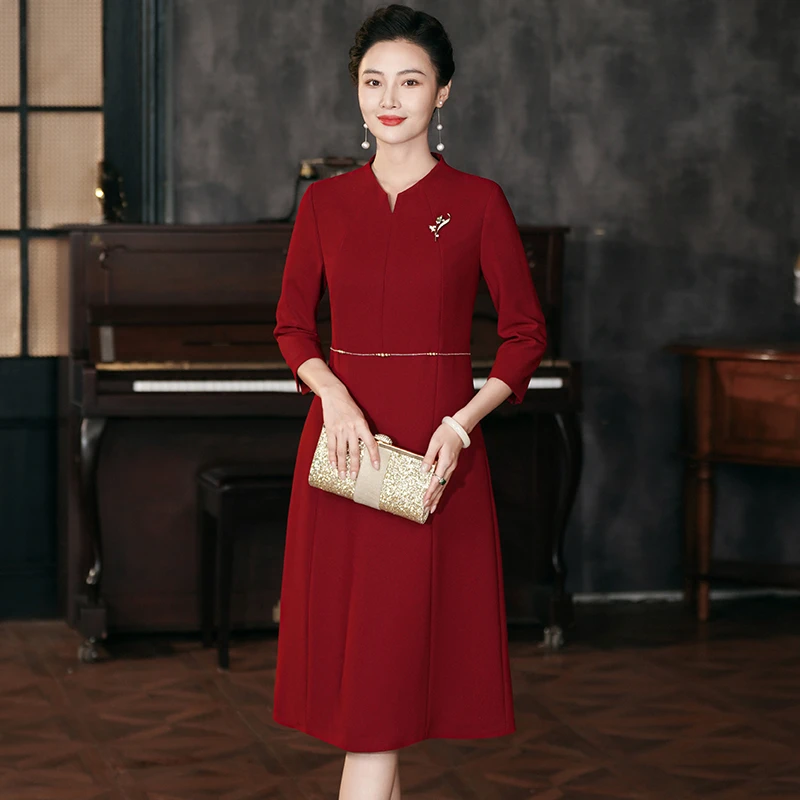 2024新款年轻妈妈婚礼婚宴礼服高贵气质酒红色喜婆婆大码连衣裙