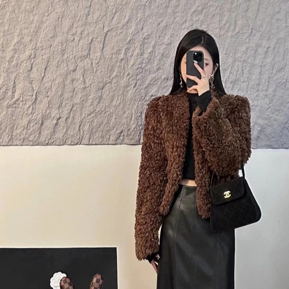 【小羊肖恩】上衣女外套时尚百搭隐藏扣短羊毛卷休闲外套 237927