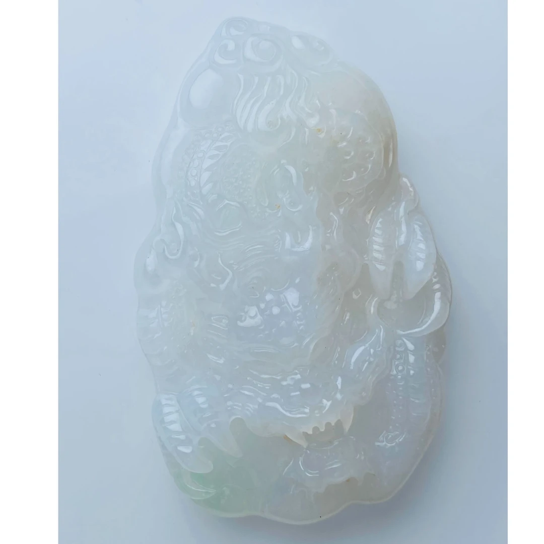 天然缅甸A货翡翠龙牌吊坠牛奶底飘花精雕飘绿俏色雕刻时尚冰透