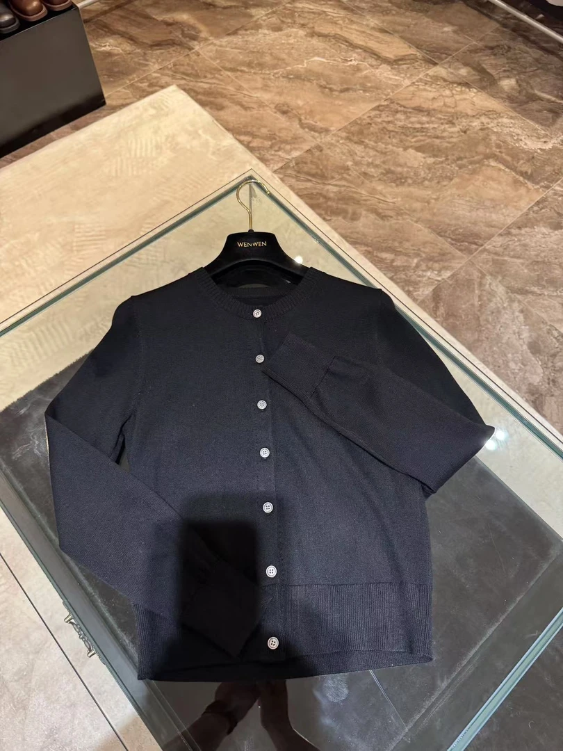 WW女装直排扣羊毛针织衫2024秋季新款简约大方合身薄毛衣开衫