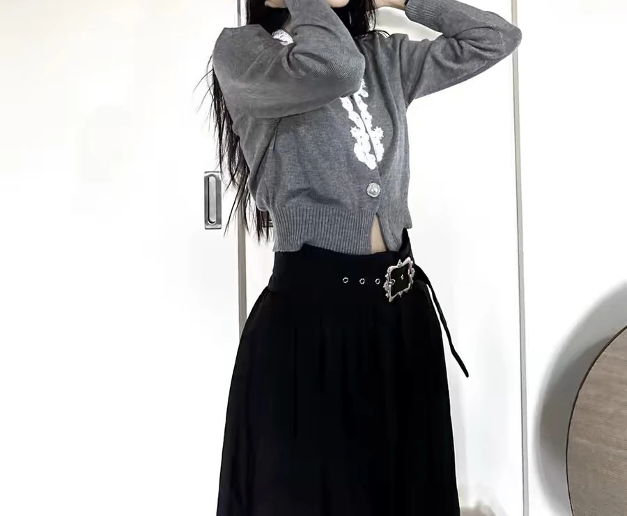 花颜王楚然2024秋新贵雅日常复古优雅收腰深V毛针织外套