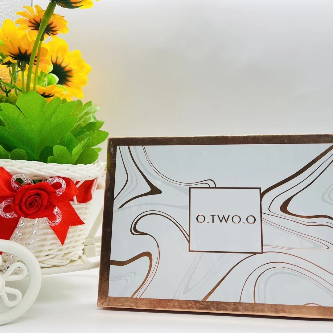 O.TWO.O晨曦极光眼影盘24色一盘千妆