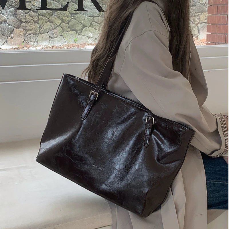 大容量腋下包包女秋冬通勤百搭单肩包韩版小众复古油蜡皮托特包包