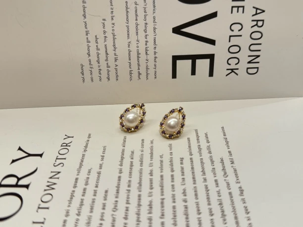 天然珍珠水滴款耳钉