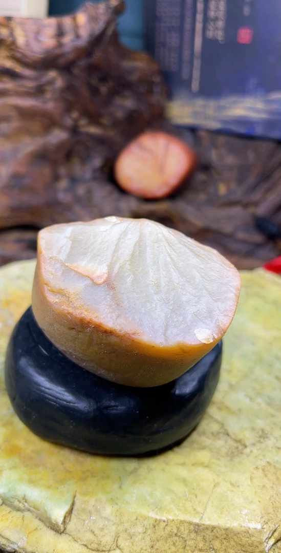 鄂尔多斯彩玉“红皮白肉”