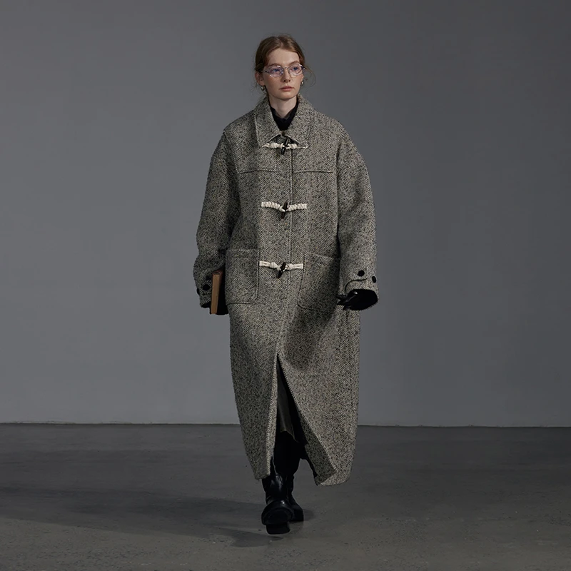 半圆原创设计冬新款翻领人字纹真牛角扣大衣Y23403024