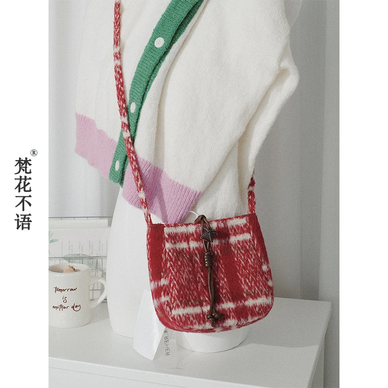梵花不语秋冬新款毛呢流行红色水桶包高级斜挎包简约女出游单肩包