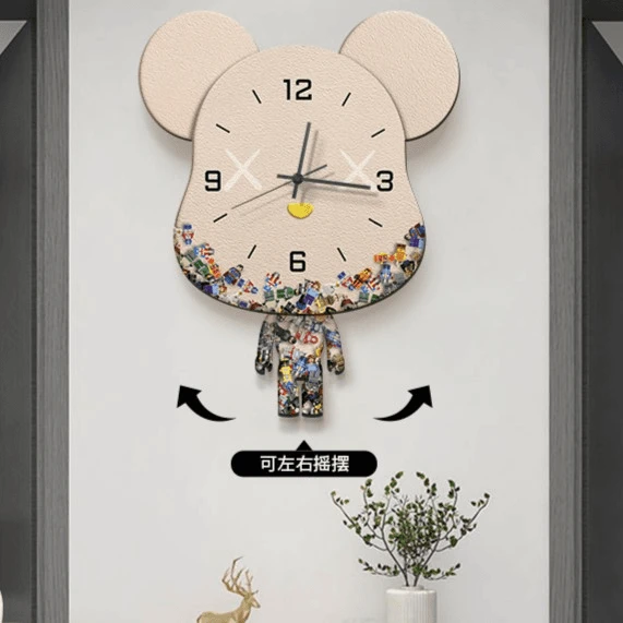 暴力熊Kaws创意潮流挂钟客厅家用新款钟表餐厅静音摇摆时钟