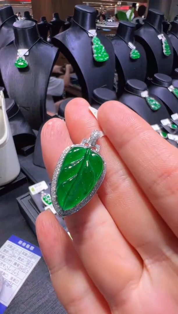 【闪购商品】翡翠颈饰18K金镶嵌叶子