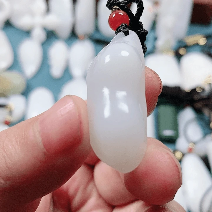 精美和田玉颈饰未镶嵌