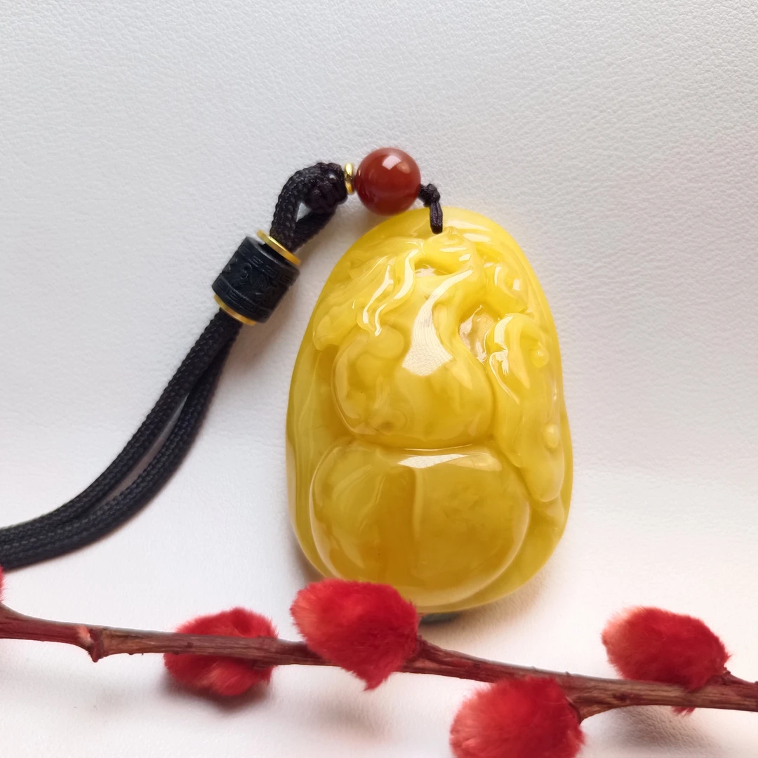 俄料蜜蜡浓润鸡油黄妖花精雕葫芦吊坠（60*43*22.4）～1552