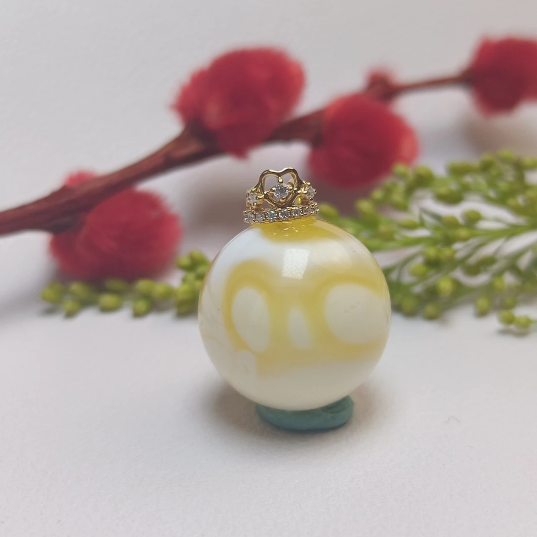 俄料瓷白蜜蜡高货精品珠经镶嵌k金皇冠扣头（新品)