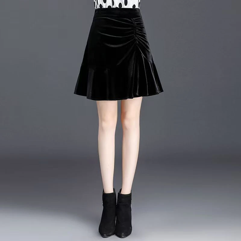 ins超火的半身裙短裙女2024新款大码高腰a字裙黑色丝绒鱼尾裙