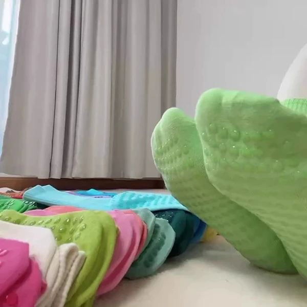 脚底防滑瑜伽普拉提舞蹈健身运动跳操中长筒棉袜彩色纯色春夏搭配