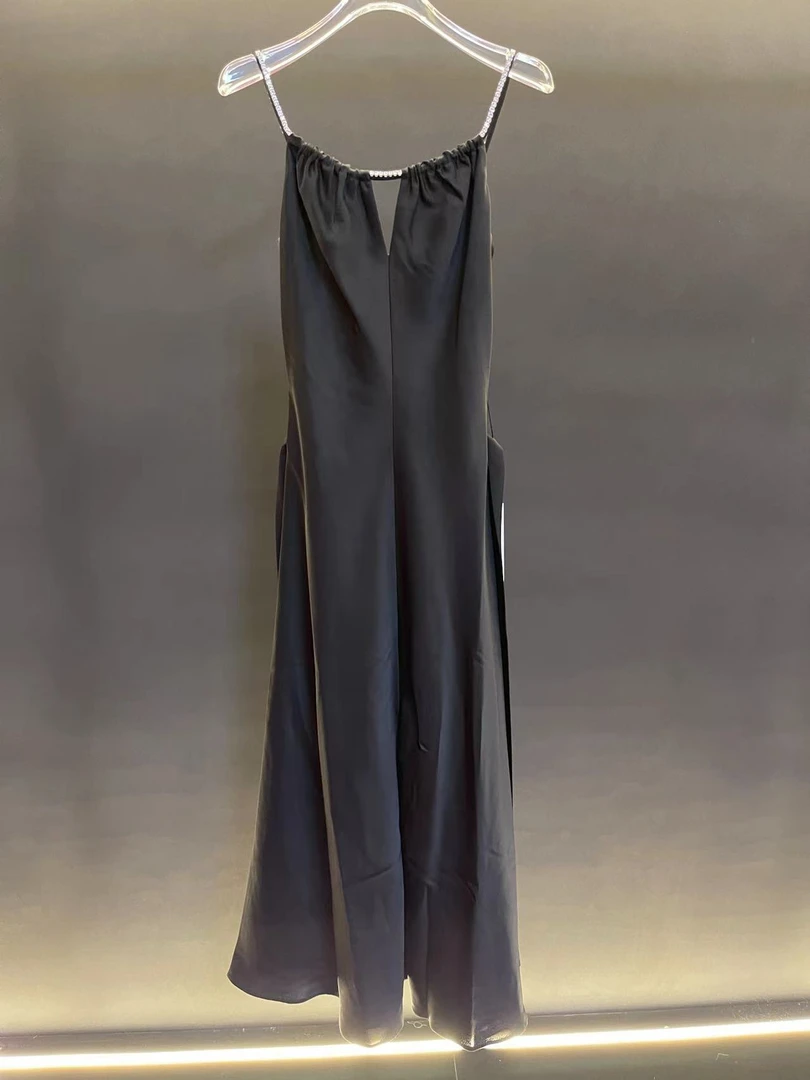 2024年春夏新款高级感简约气质时尚收腰显瘦黑色吊带连衣裙小礼服