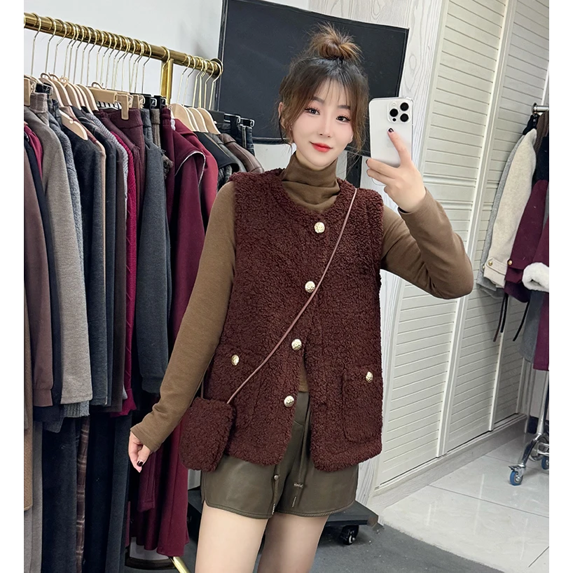 羊羔绒马甲女冬季新款2024年气质百搭小香风皮毛一体背心马夹外套