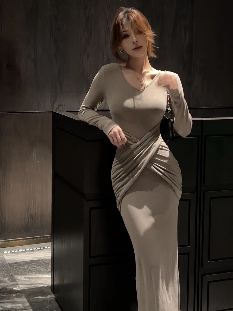 气质V领交叉长袖针织连衣裙女秋冬季修身紧身款长裙收腰包臀裙子