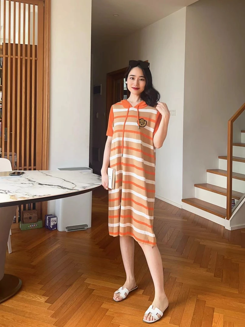 999  多宝大码气质减龄高级百搭遮肉条纹连帽连衣裙