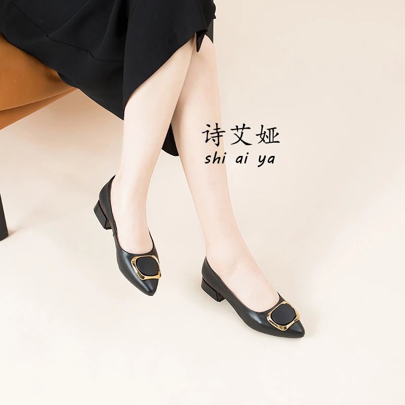 2025年新款真皮低跟浅口百搭时尚单鞋女尖头软皮粗跟软底舒适女鞋