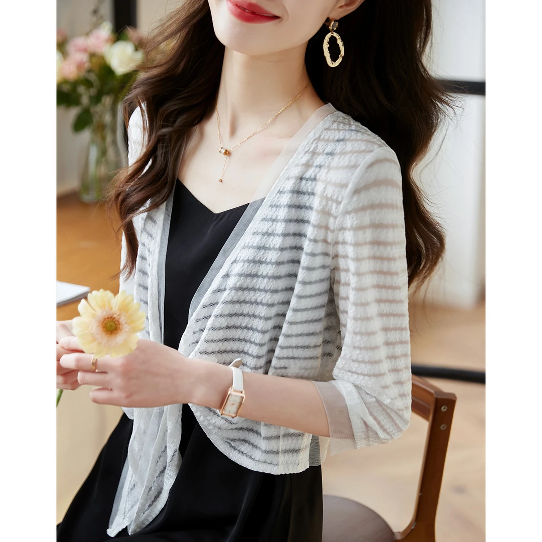 尚静网纱镂空微透针织薄款披肩外套2025夏新款时尚修身短款外套女