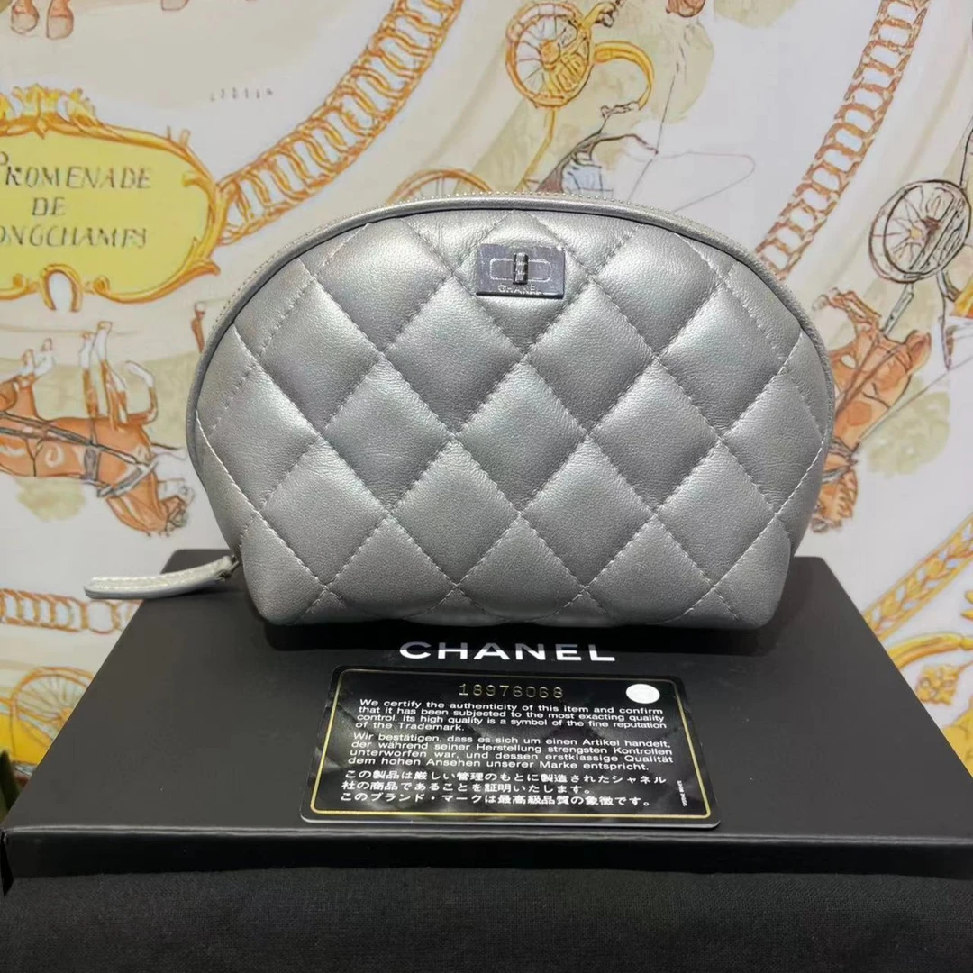 99新 Chanel/香奈儿 2.55银色化妆包 有盒子  18开