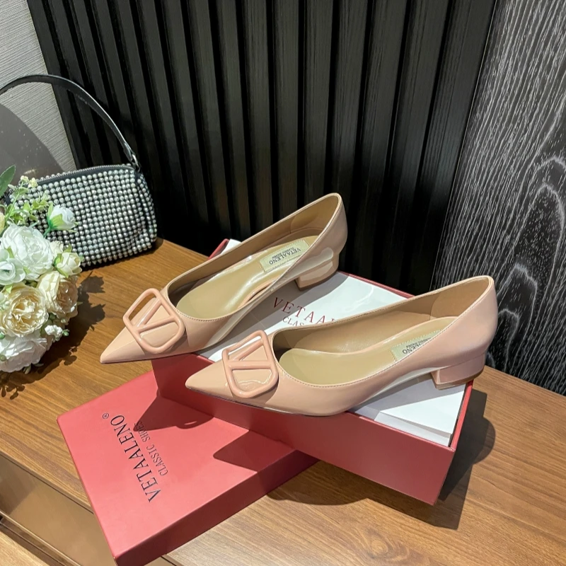 2024春秋尖头金属V扣漆皮裸色平底浅口名媛风气质粗跟宴会单鞋女