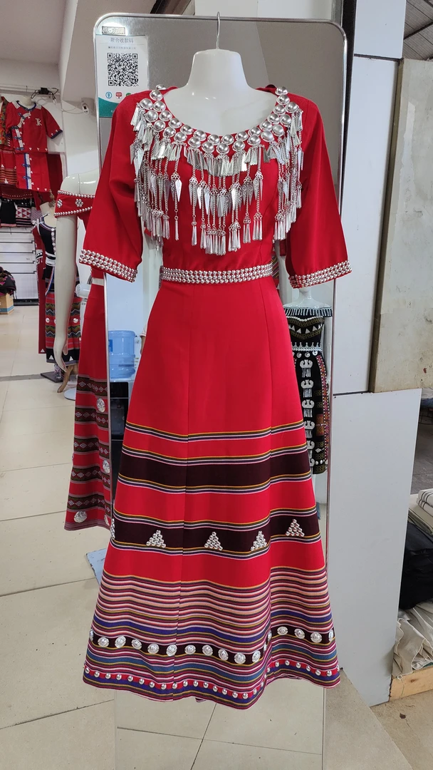 佤族红色两件套结婚礼服