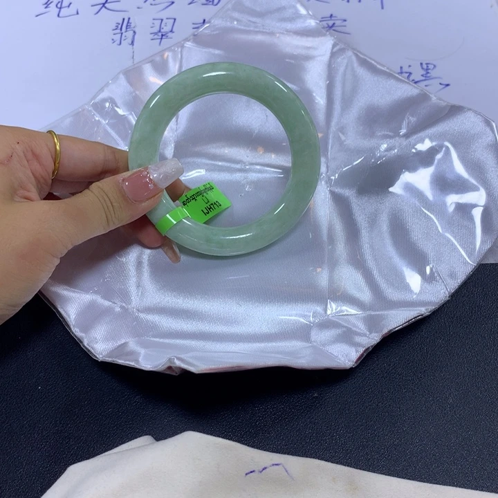 翡翠手镯未镶嵌翡翠