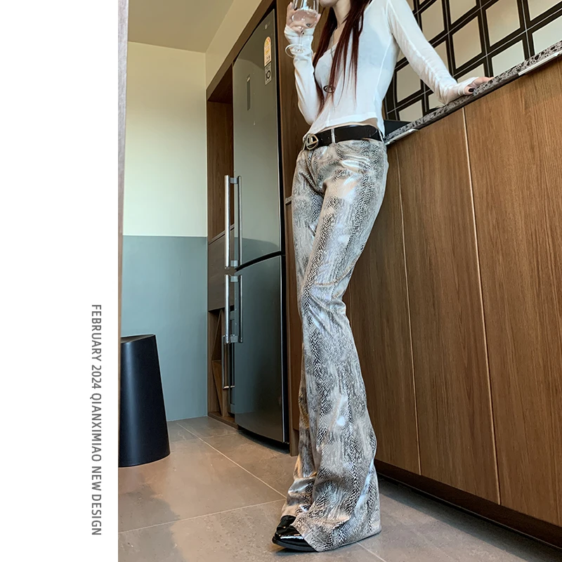 蟒蛇纹微喇休闲裤女低腰秋冬软糯设计感小众修身辣妹显瘦喇叭裤子